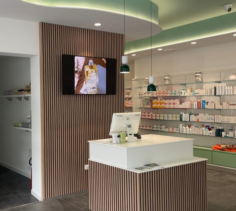 FARMACIA DR. BRUSCHI: si Rinnova con il Monitor Samsung Installato da ZIPPOPIU: Digital Signage di Eccellenza a Brescia