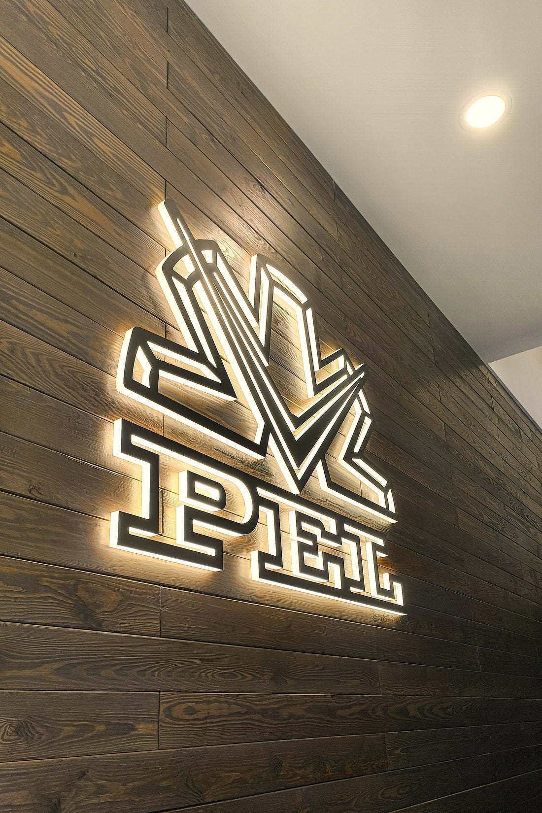 PEL: Un’insegna luminosa che valorizza l’ingresso aziendale