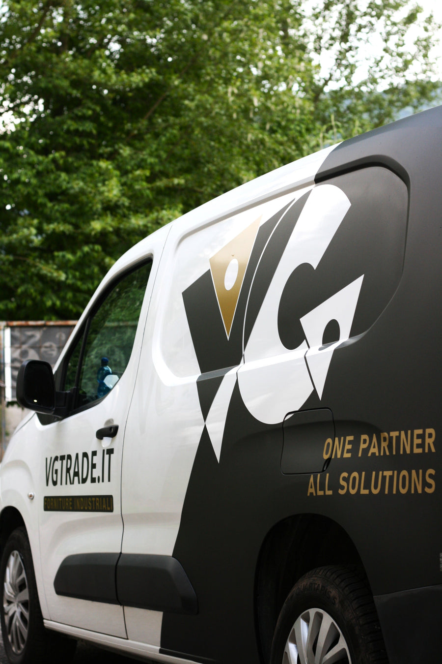 VG TRADE: Chooses ZIPPOWRAP for the Restyling of Its Van