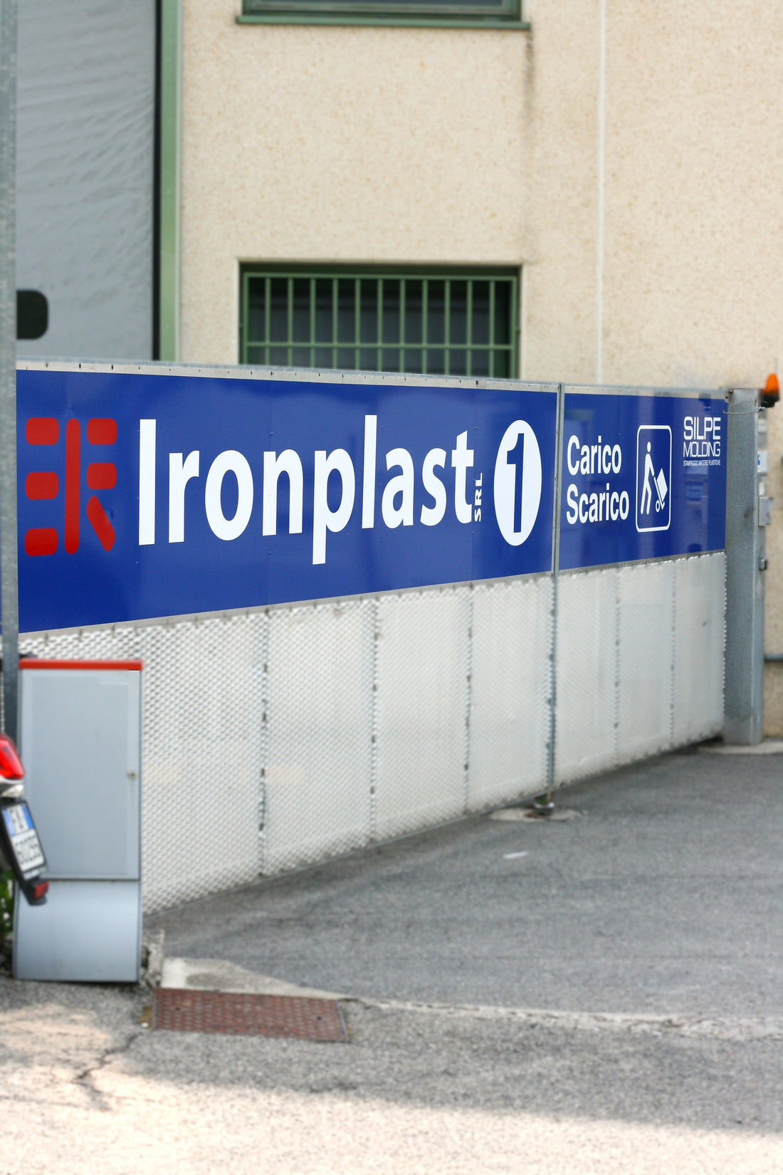 IRONPLAST: Cancello aziendale con adesivo ad intaglio