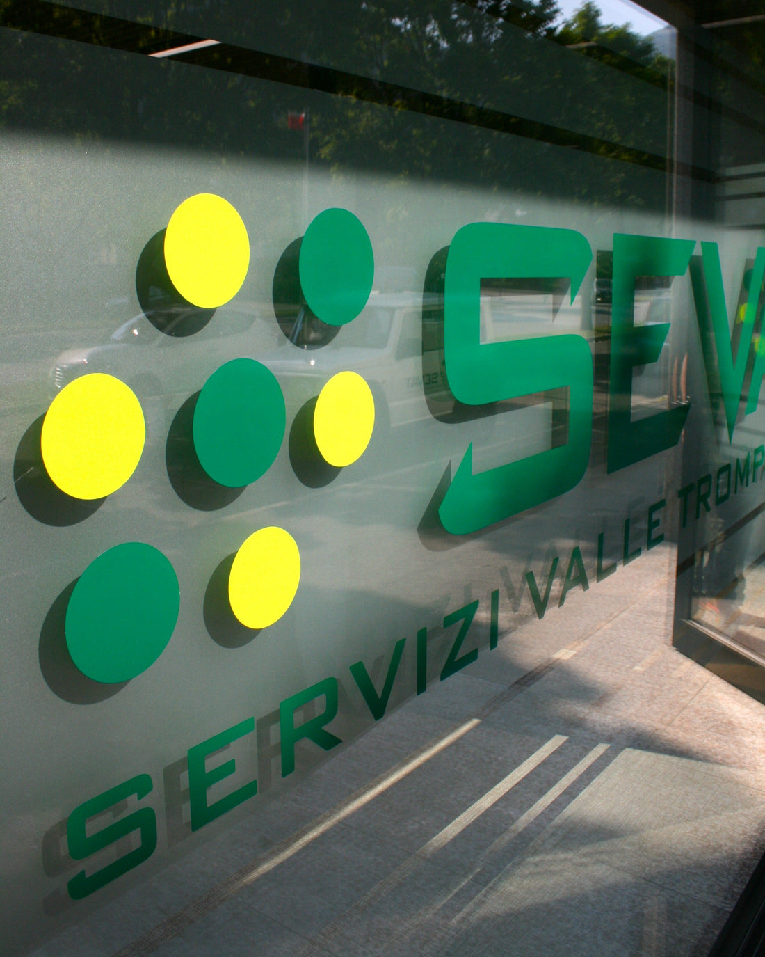 SEVAT: vetrofania 3D con satinato e adesivi intagliati