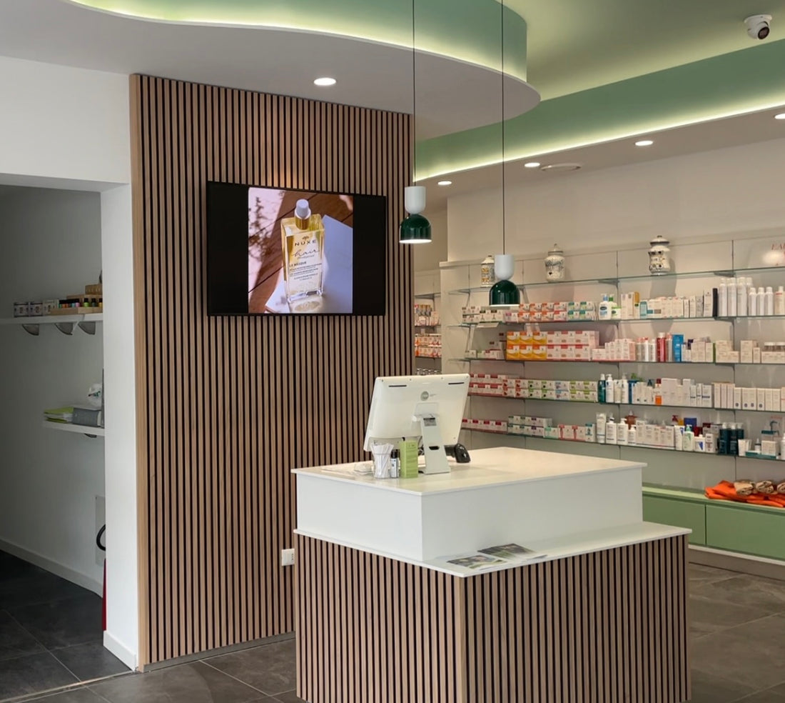 FARMACIA Dr. Bruschi si Rinnova con il Monitor Samsung Installato da ZIPPOPIU: Digital Signage di Eccellenza a Brescia