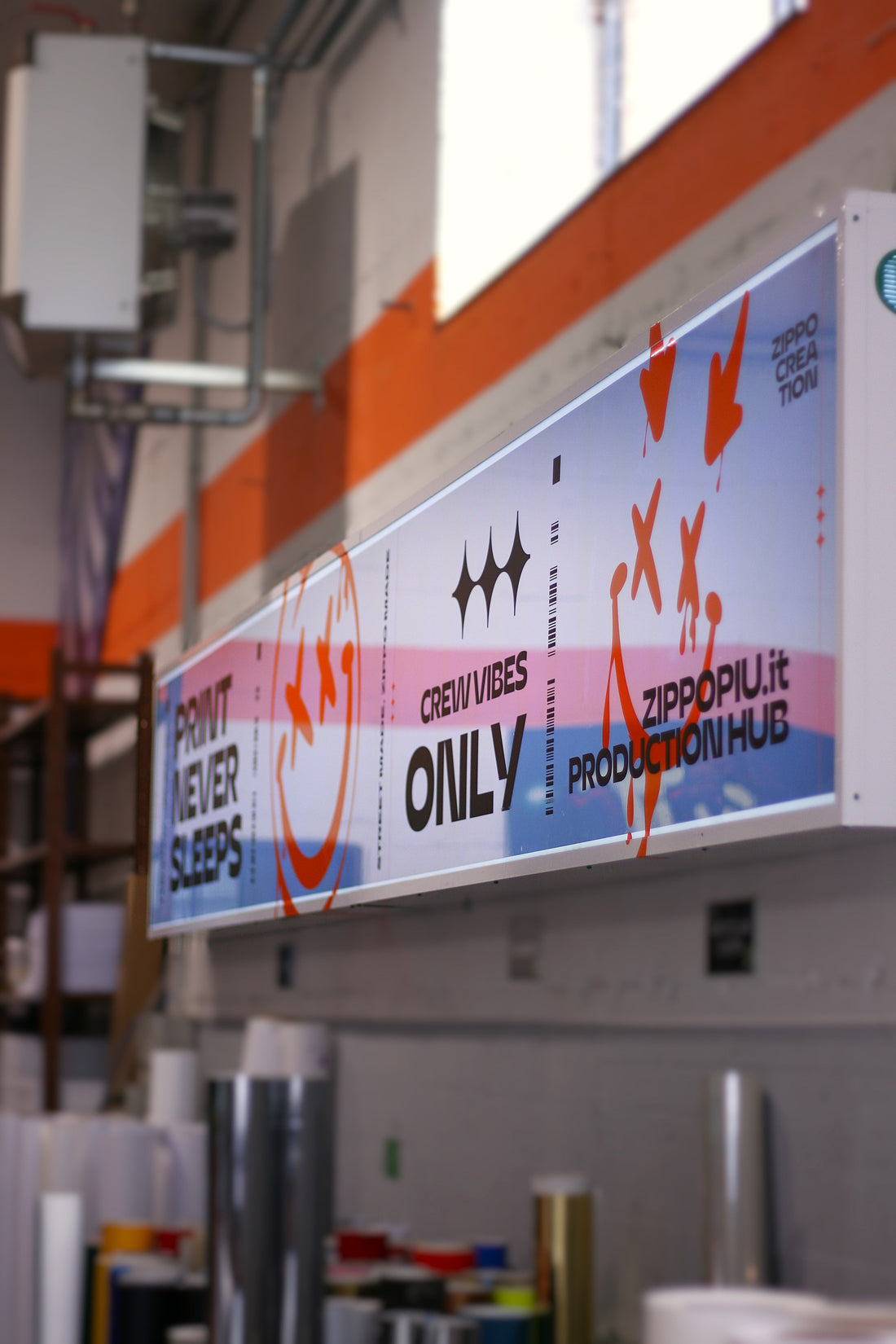 ZIPPOPIU Produzione: Progetto artistico – Insegna luminosa specchiata