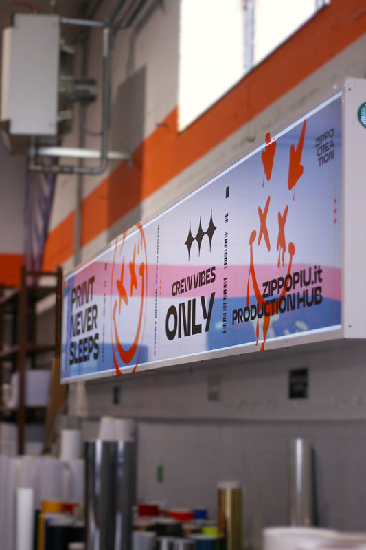 ZIPPOPIU Produzione: Progetto artistico – Insegna luminosa specchiata