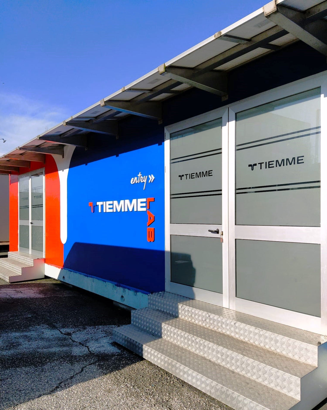 TIEMME LAB: Vetrate satinate e scritte eleganti