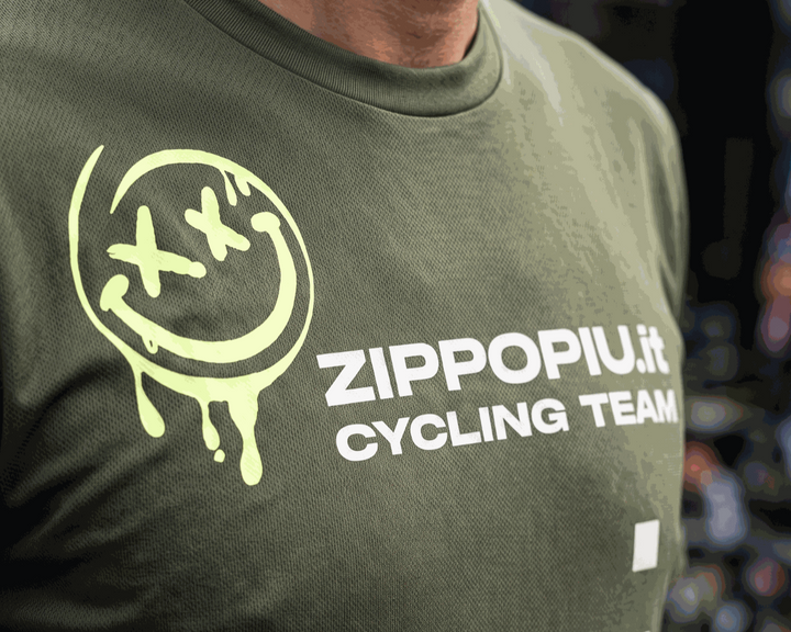 ZIPPOPIU CYCLING TEAM: Abbigliamento Post Gara Personalizzato per Team di Ciclismo