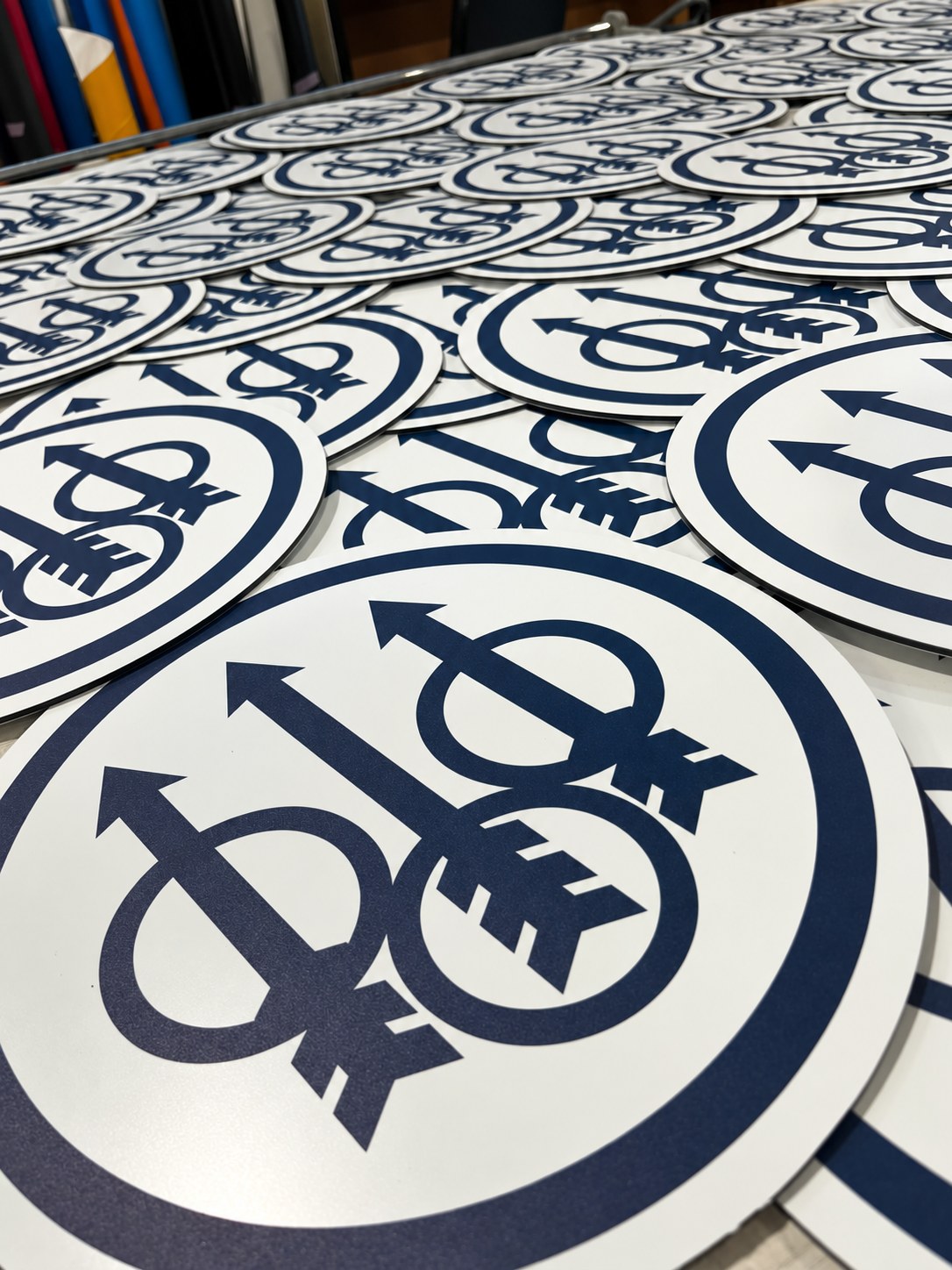 Pannelli circolari in Dibond da 3 mm con logo BERETTA ARMI, realizzati da ZIPPOPIU.