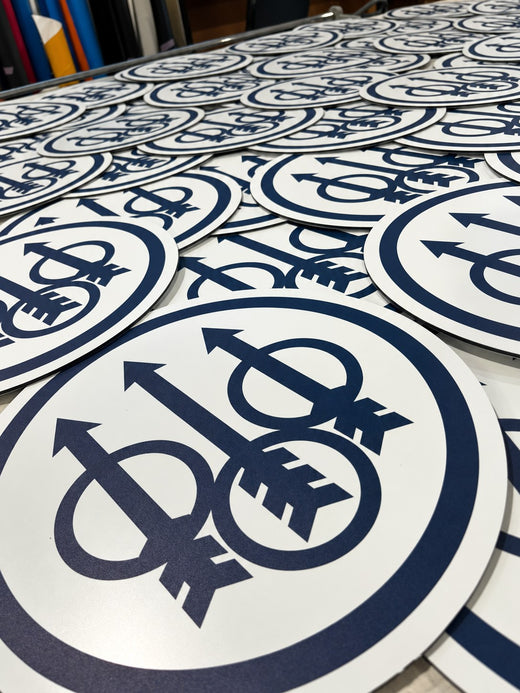 Pannelli circolari in Dibond da 3 mm con logo blu, disposti sul banco di lavoro ZIPPOPIU.