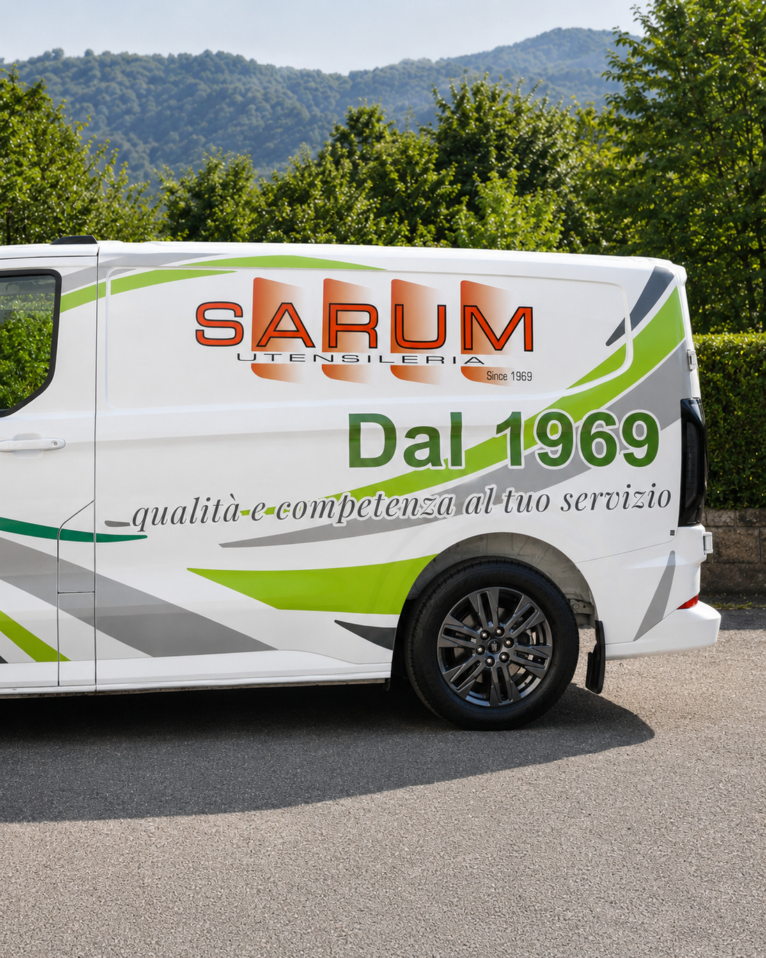 SARUM: Furgone Aziendale Ford Transit Custom Personalizzato da ZIPPOPIU