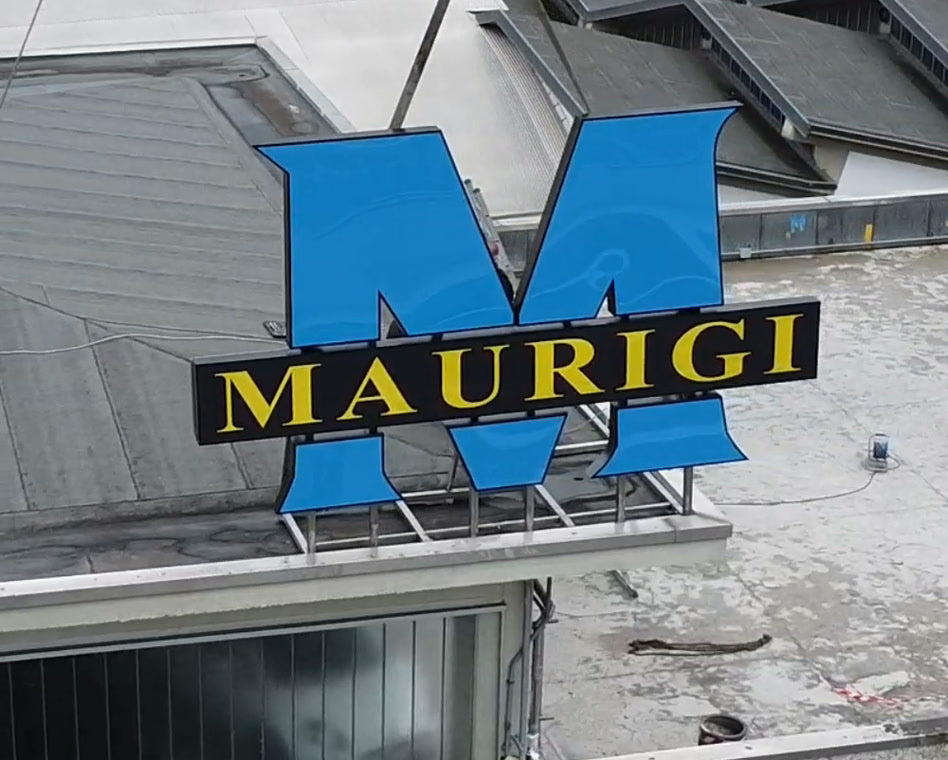 Insegna luminosa Maurigi durante la posa a Lumezzane, progettata, prodotta e installata da ZIPPOPIU.it.