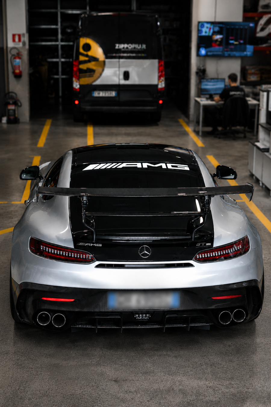Mercedes-AMG GT Black Series: fascia parasole AMG, adesivi personalizzati e protezione carrozzeria
