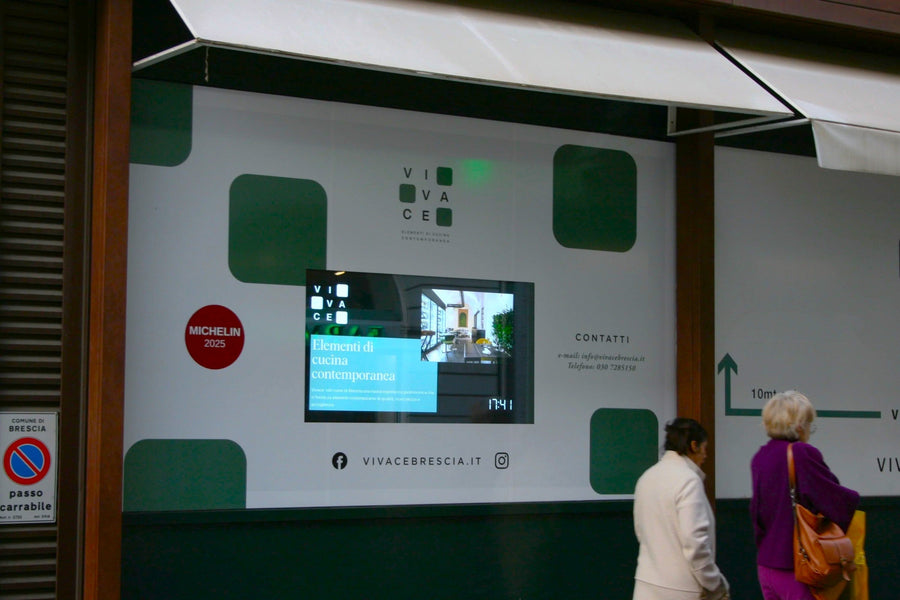 RISTORANTE VIVACE: Monitor 55” in Vetrina a Brescia Centro