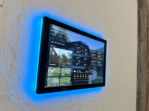 Pannello domotico touch da parete 9,7 pollici con luce RGB blu: dettaglio dell’installazione ZIPPODIGITAL