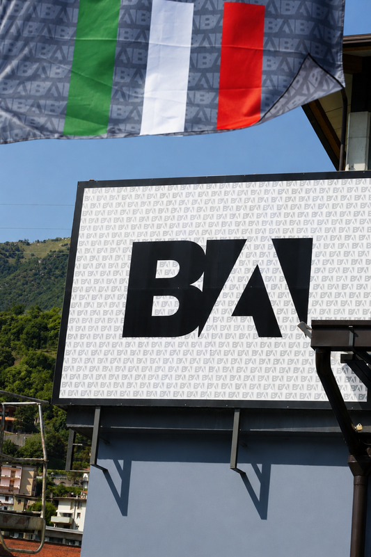 Bonomi Acciai: bandiere personalizzate e insegna aziendale per una comunicazione visiva d’impatto