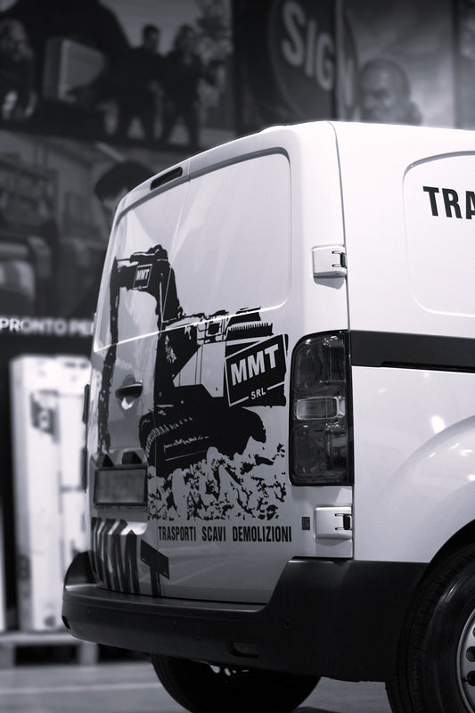 MMT SRL: Un Furgone che Diventa un’Illustrazione in Movimento