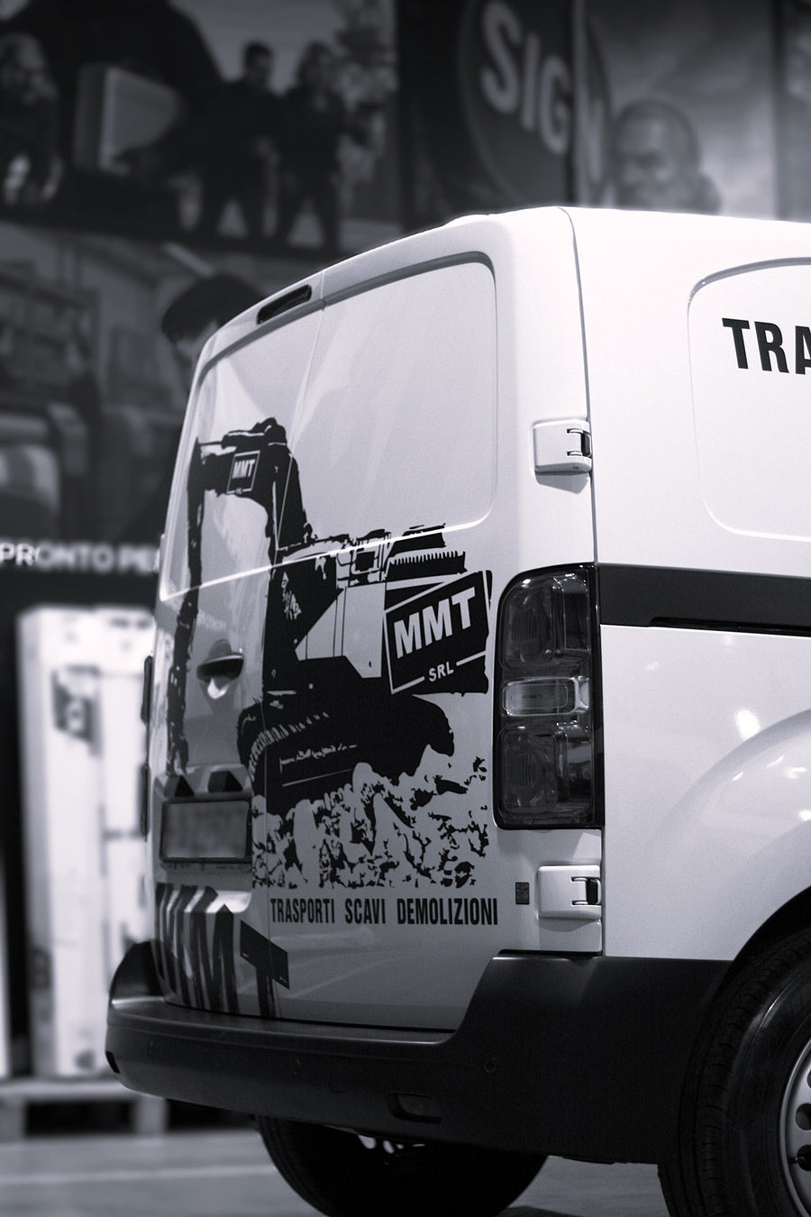 MMT SRL: A Van That Becomes a Moving Illustration