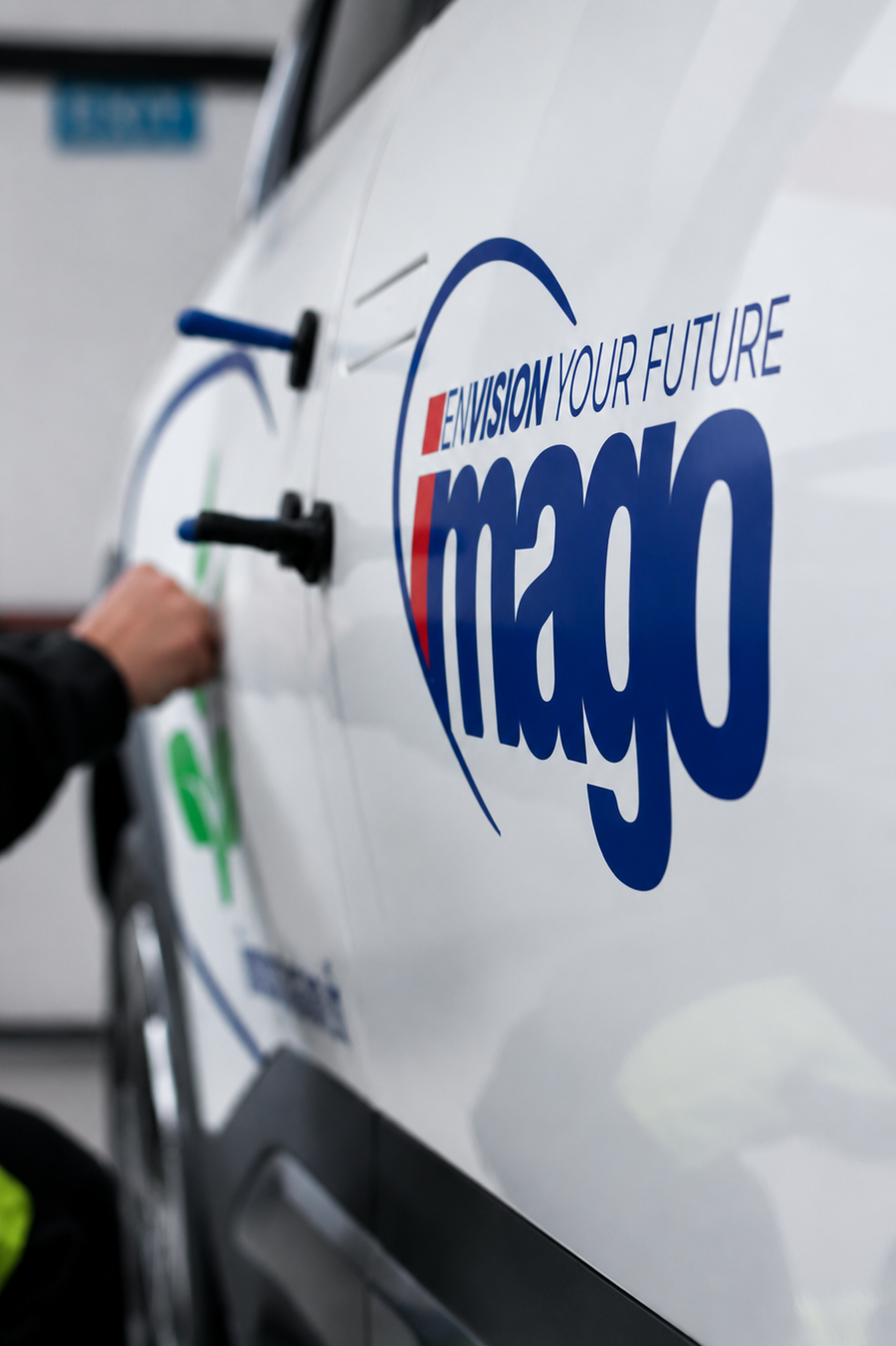 Imago SRL: Wrapping Professionale per Auto Elettrica Aziendale