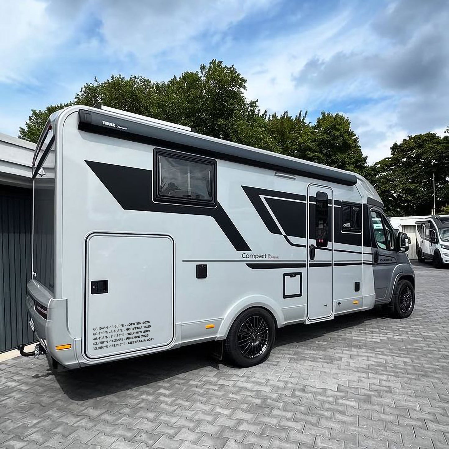 Aufkleber mit individuellen Koordinaten für Wohnmobile und Vans