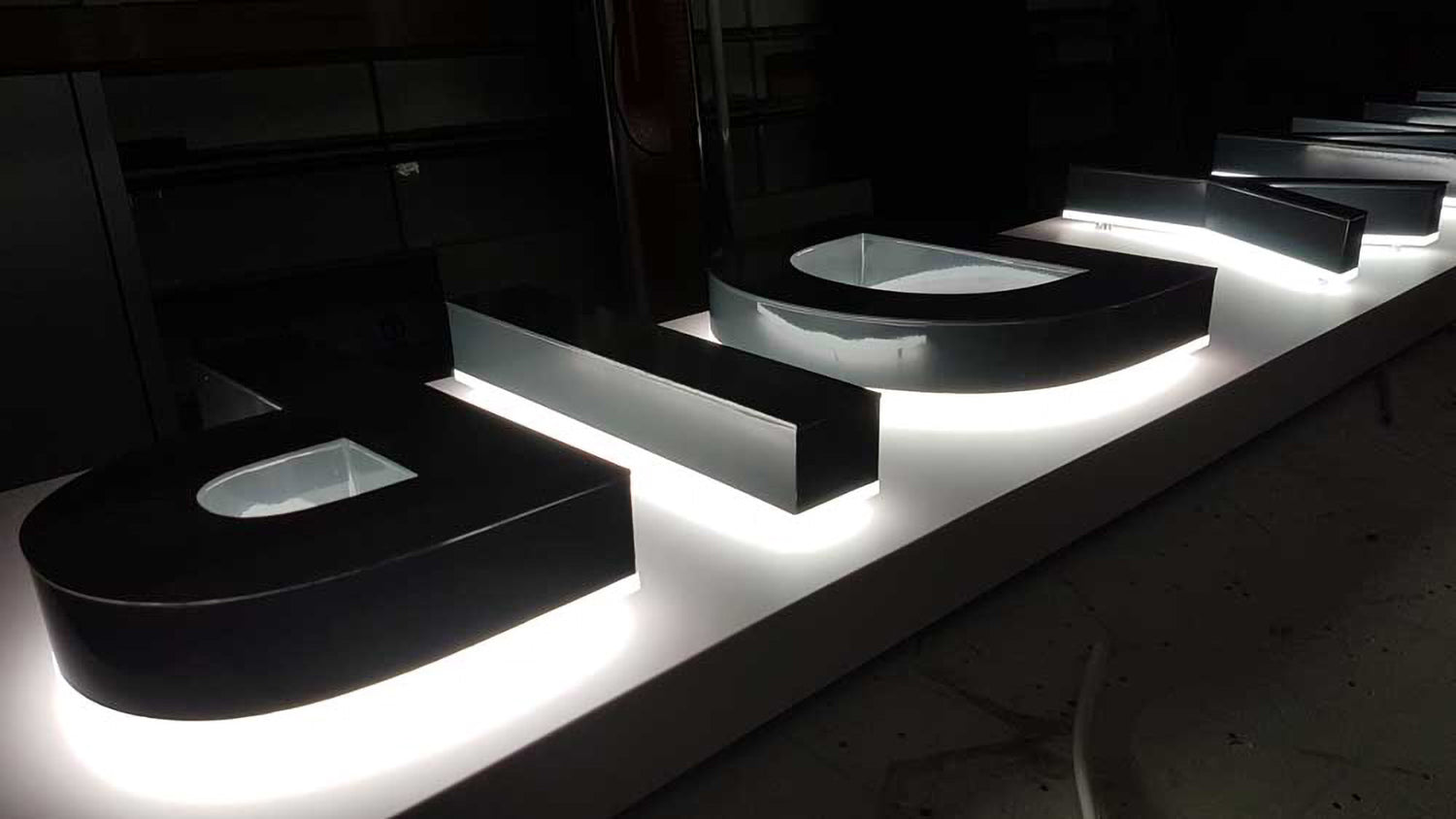 insegna_luminosa_lettere