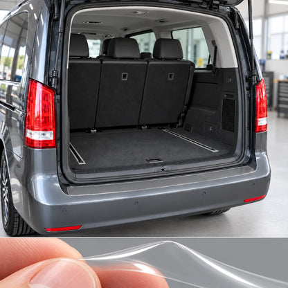 Mercedes Classe V W447 con protezione del paraurti posteriore e macro di pellicola trasparente lucida tra le dita – immagine illustrativa
