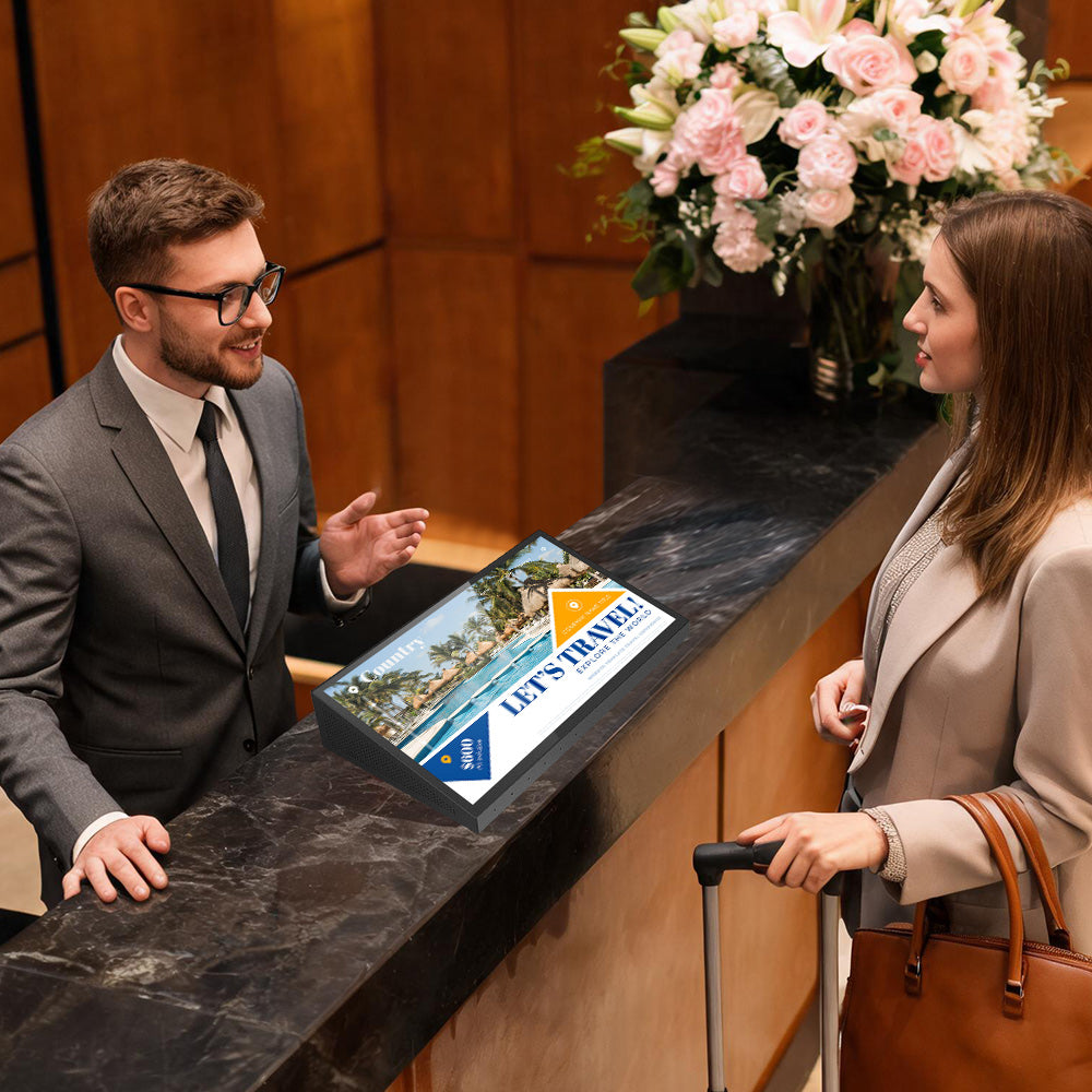 Desktop signage touch inclinato 15,6″ Full HD ZIPPODIGITAL: esempio d’uso ELC, reception e accoglienza