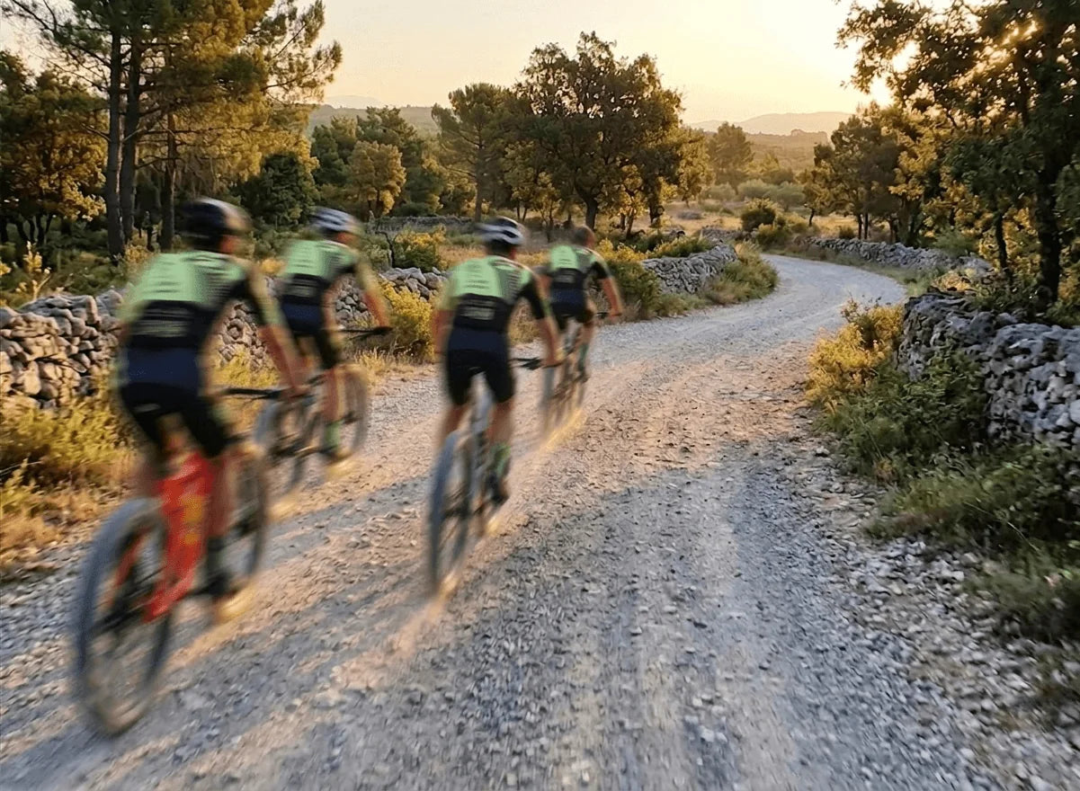 Ciclisti ZIPPOPIU.it Cycling Team su strada sterrata