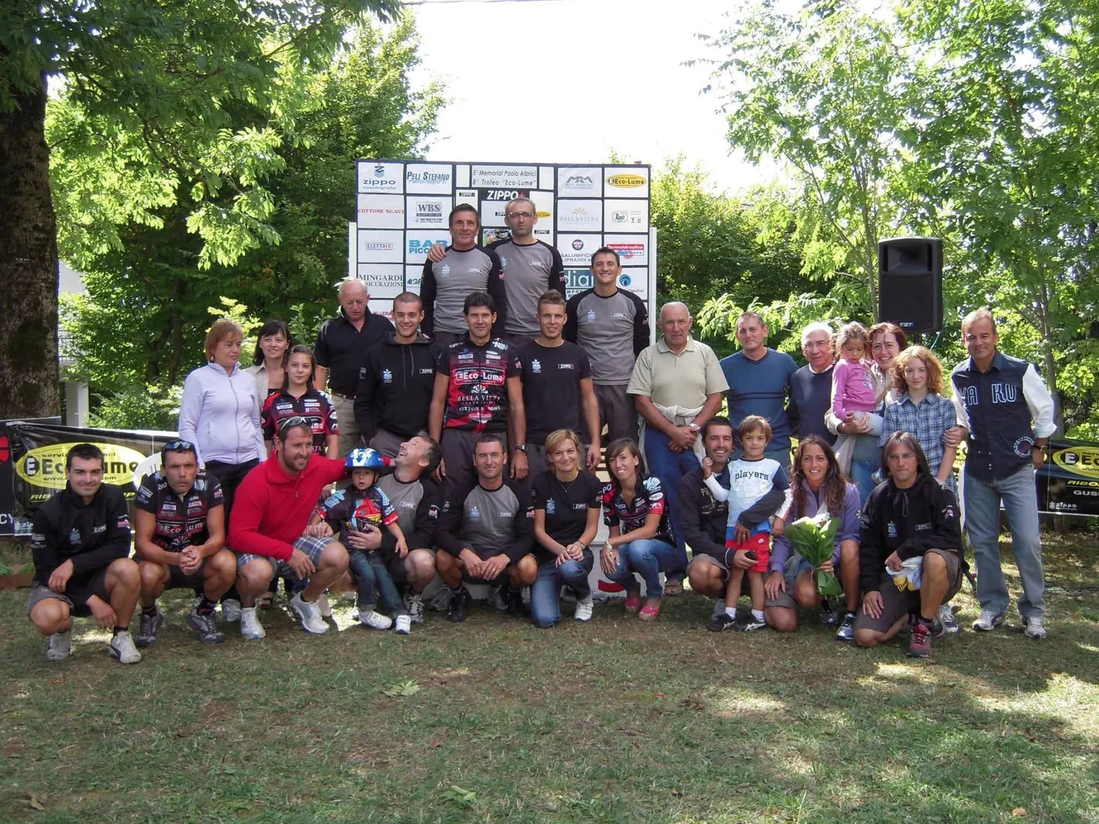 Gruppo ZIPPOPIU durante una gara con atleti e famiglie