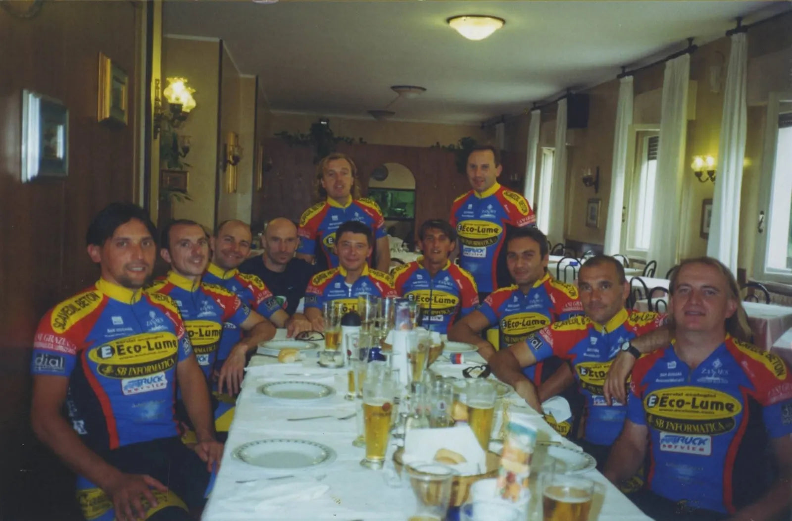 Lume Team Bike riunito a tavola in divisa da ciclismo