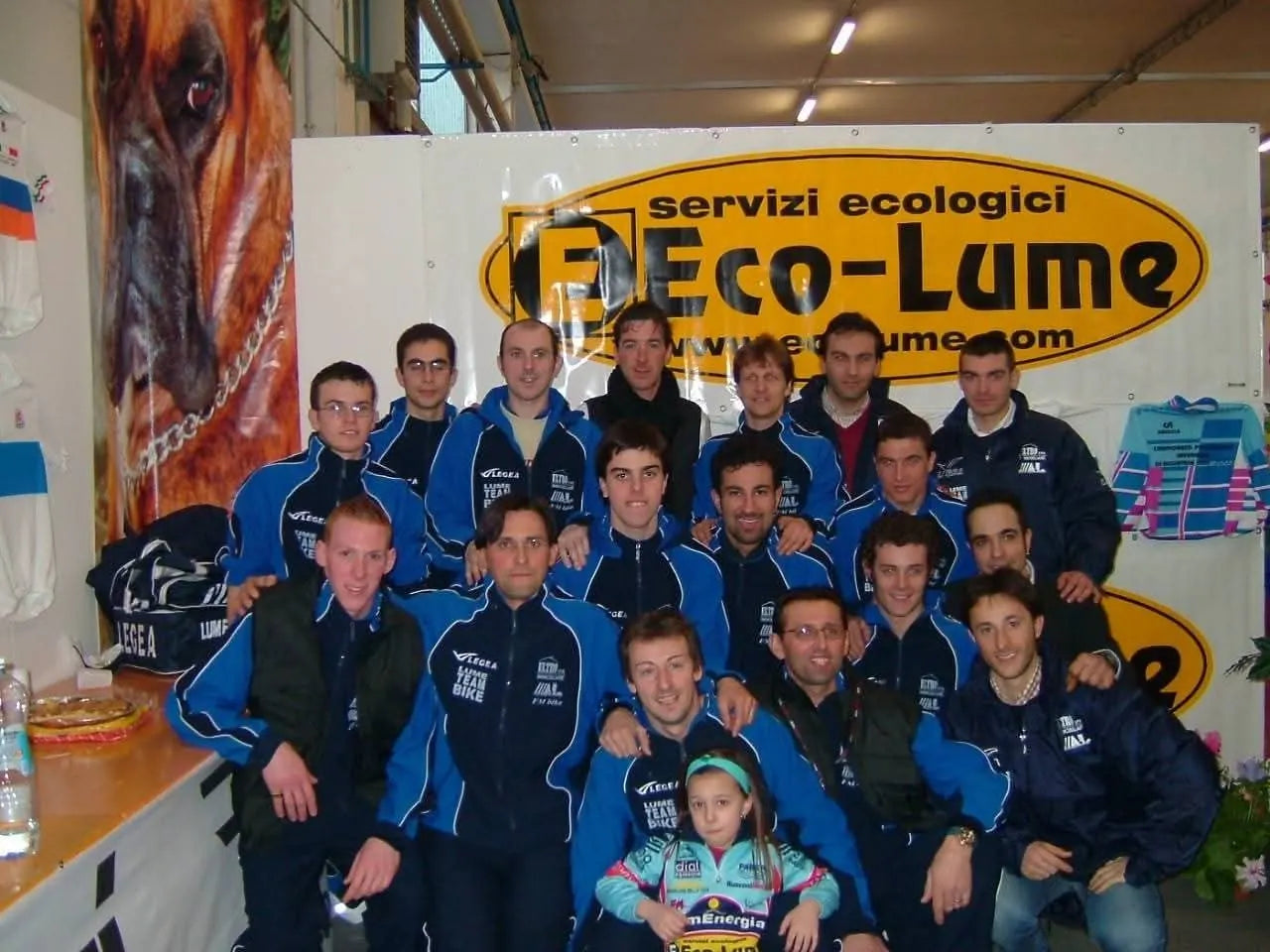 Foto di squadra Lume Team Bike con divise blu