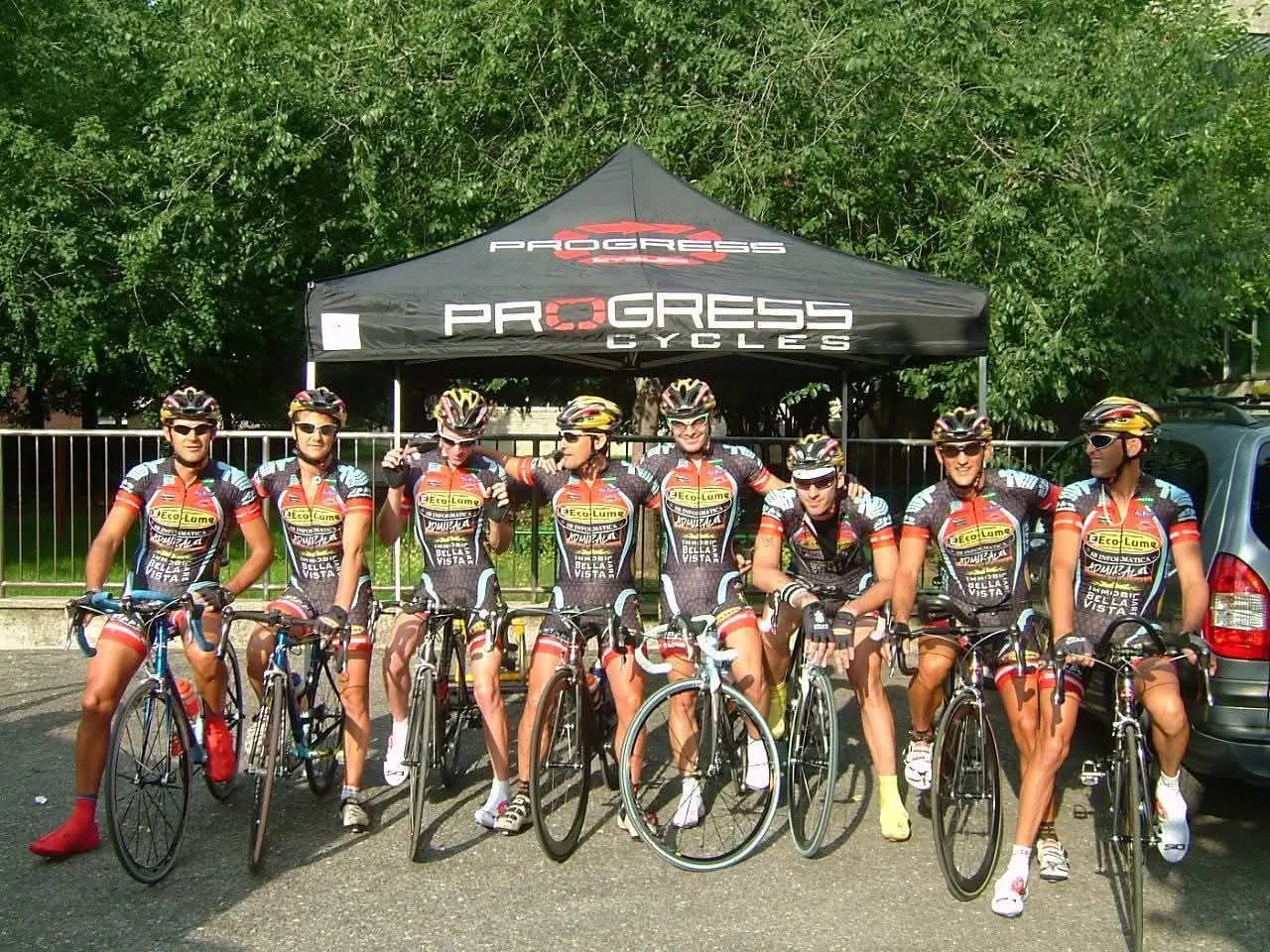 Squadra ciclistica ZIPPOPIU in posa con biciclette