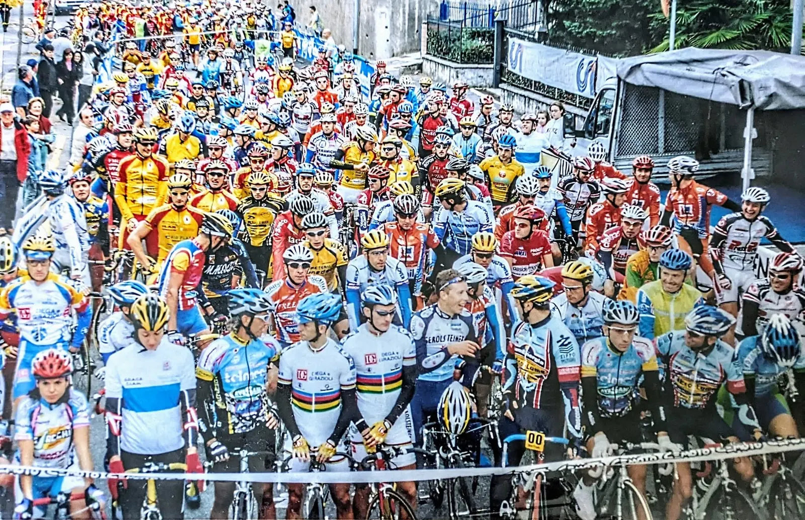 Partenza storica della gara Valle dell'Oro con gruppo di ciclisti